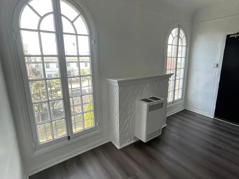 138 S Berendo St — Photo 16