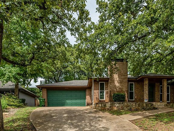2nd image of 2211 Oakwood Ln