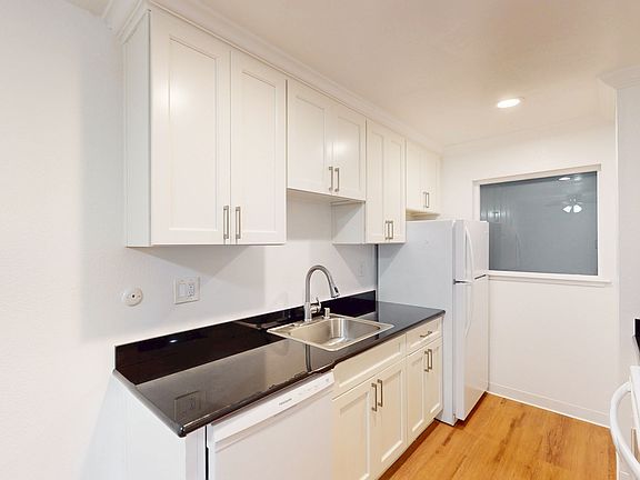 2nd image of 511 Alameda Del Prado #117