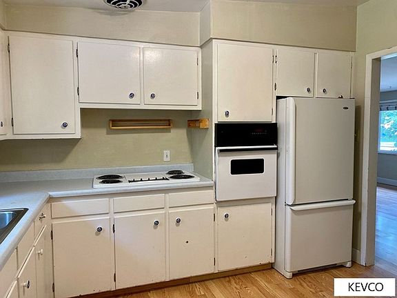 5th image of 822 Balsam Ln
