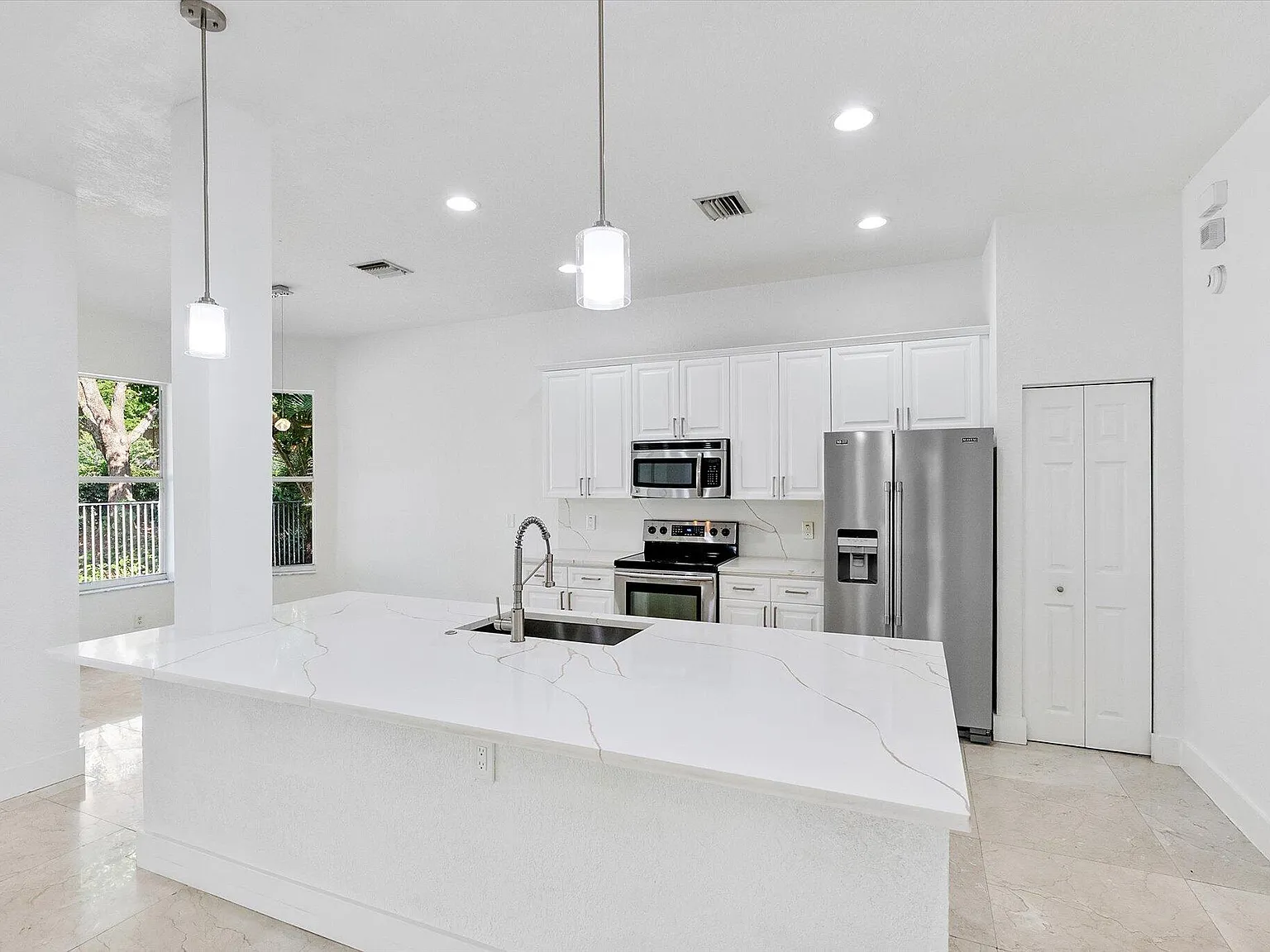 7 bed, 6.0 bath, 3675 sqft, $8,600 — Photo 3