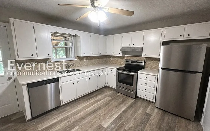 2445 Hampstead Dr — Photo 2