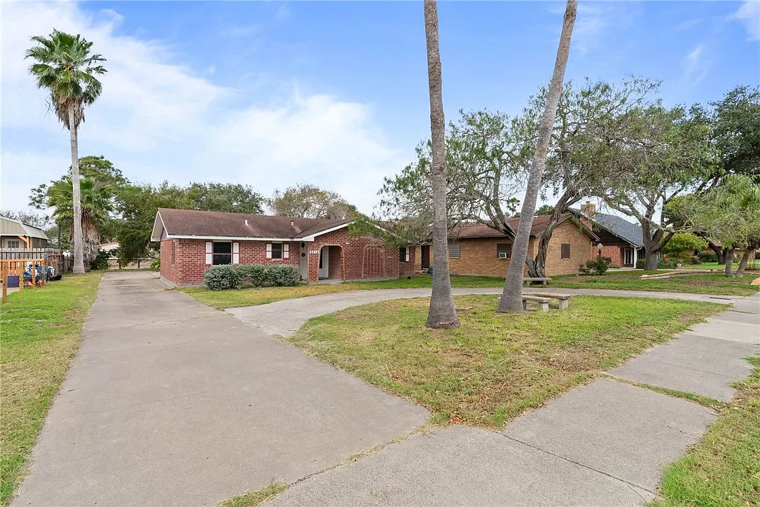 3 bed, 2.0 bath, 1294 sqft, $1,900 — Photo 2