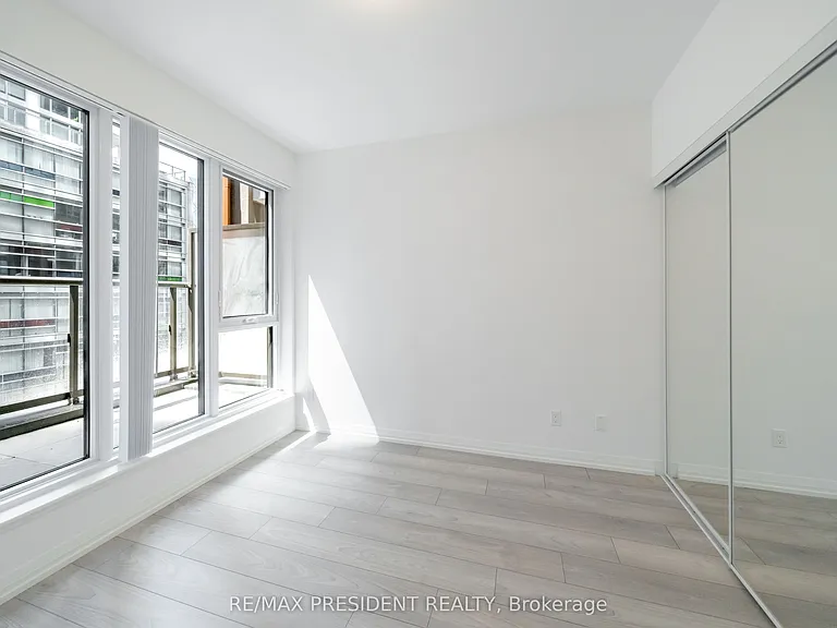 400 King St W #511 — Photo 19