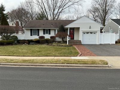 34 Scholl Dr, Farmingdale, NY, 11735