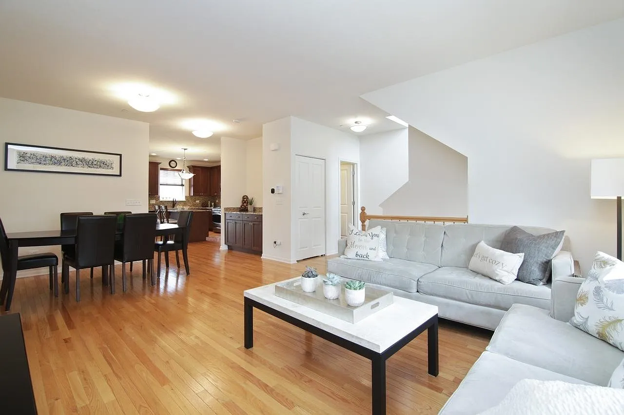 3 bed, 2.5 bath, 2300 sqft, $3,700 — Photo 2