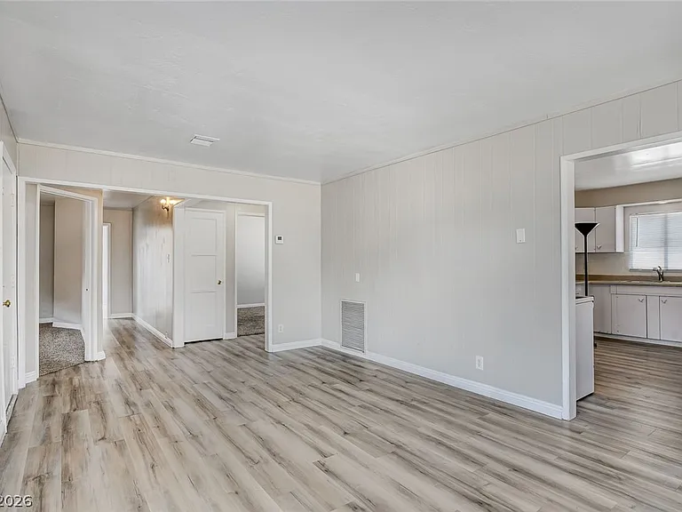 214 W Victory Rd — Photo 10