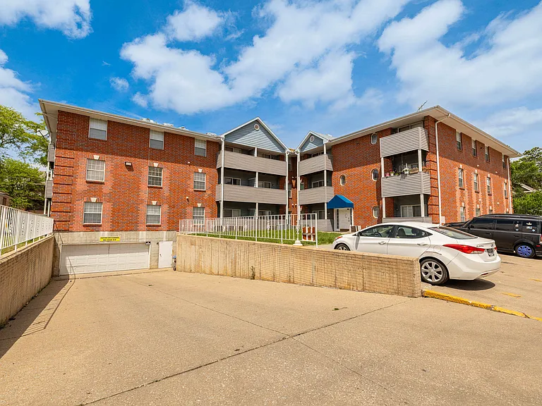 Cambridge Apartments — Photo 9
