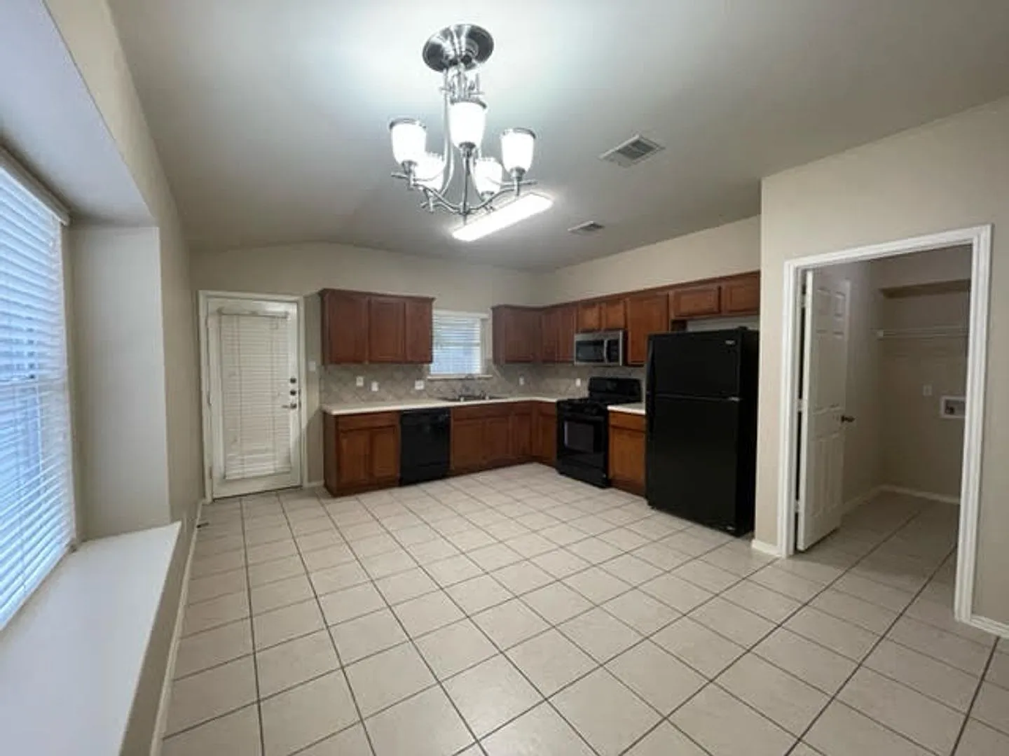 Nice One Story Home With Open Floorplan In Round Rock — Photo 3