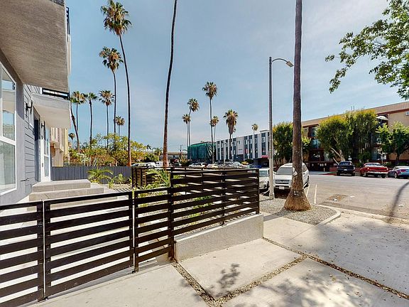 3rd image of 953 3/4 N Mariposa Ave