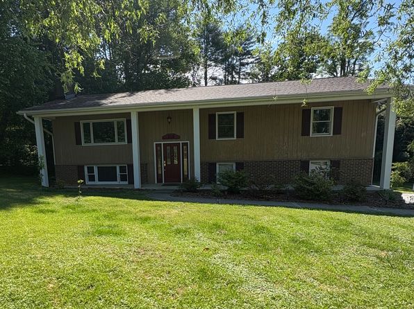 110 Castleton Ln