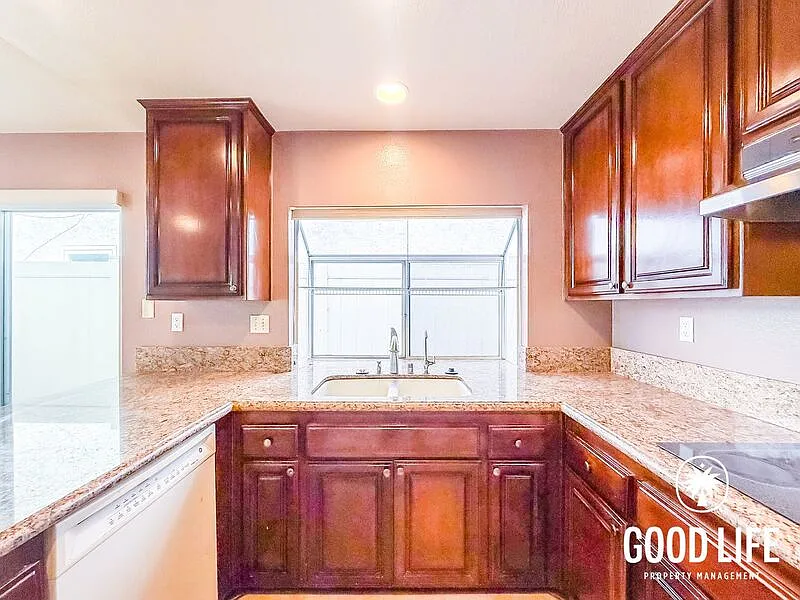 3 bed, 2.5 bath, 1672 sqft, $6,500 — Photo 3