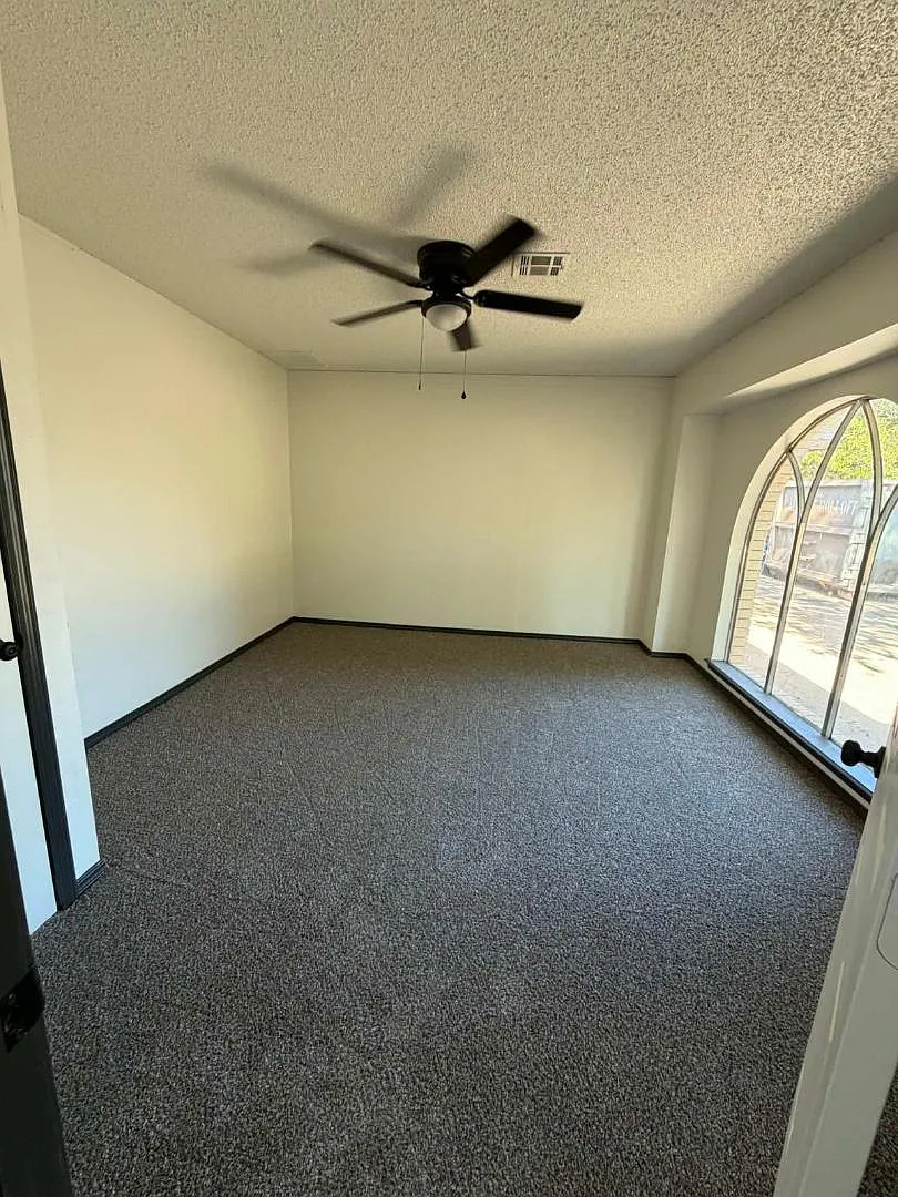 Property Photo - 2816 N Crescent Dr