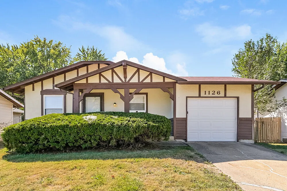 3 bed, 1.5 bath, 1040 sqft, $1,660 — Photo 1