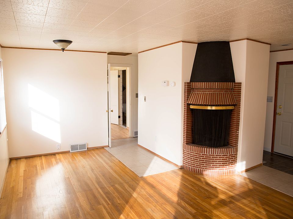Living room w/ fireplace