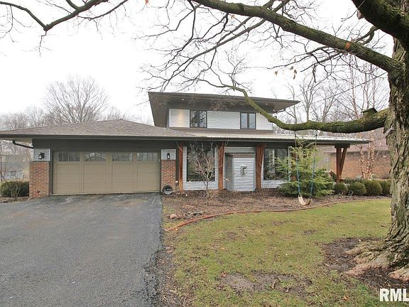 2nd image of 301 Parkway Dr
