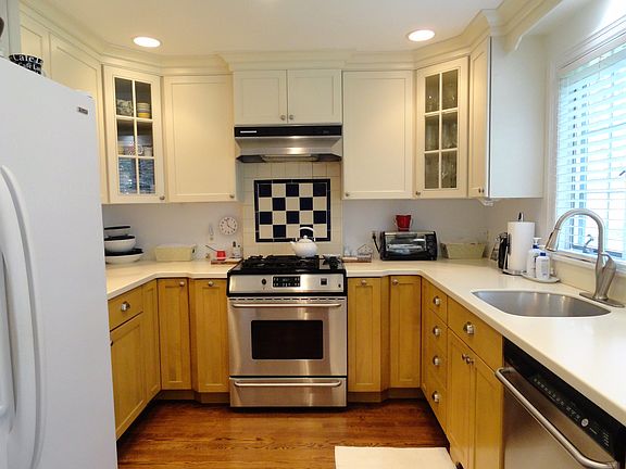 3rd image of 48 Westwood Dr