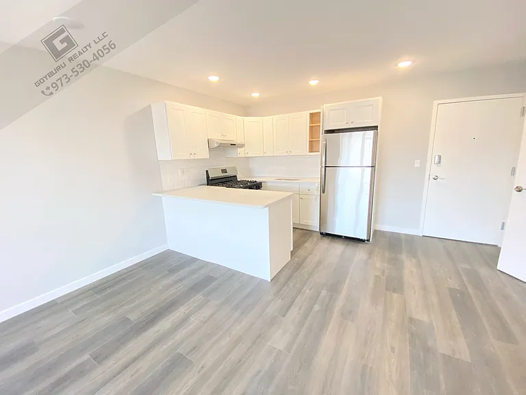 185-189 Broadway Ave #206 — Photo 5