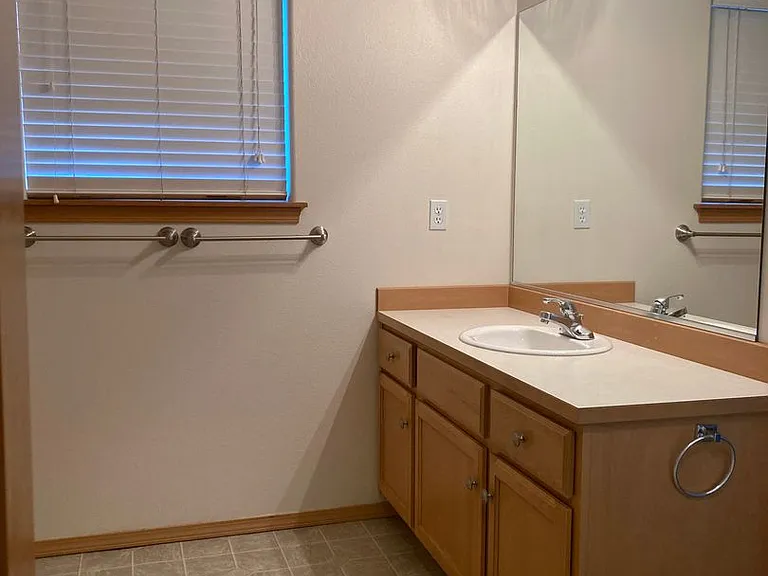 142 Berkshire Ln — Photo 16
