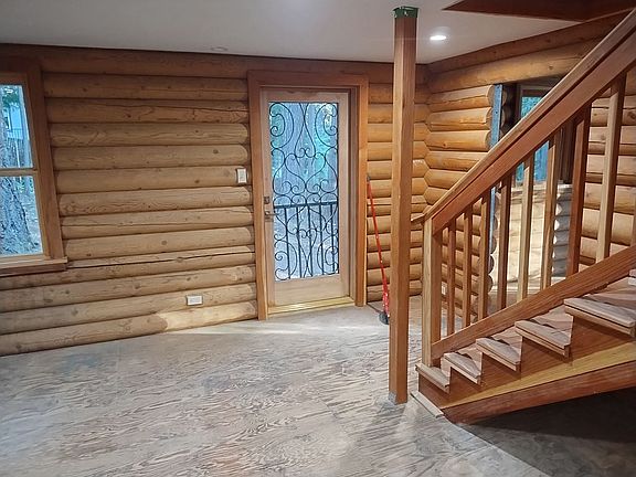 Main Cabin - Living Room