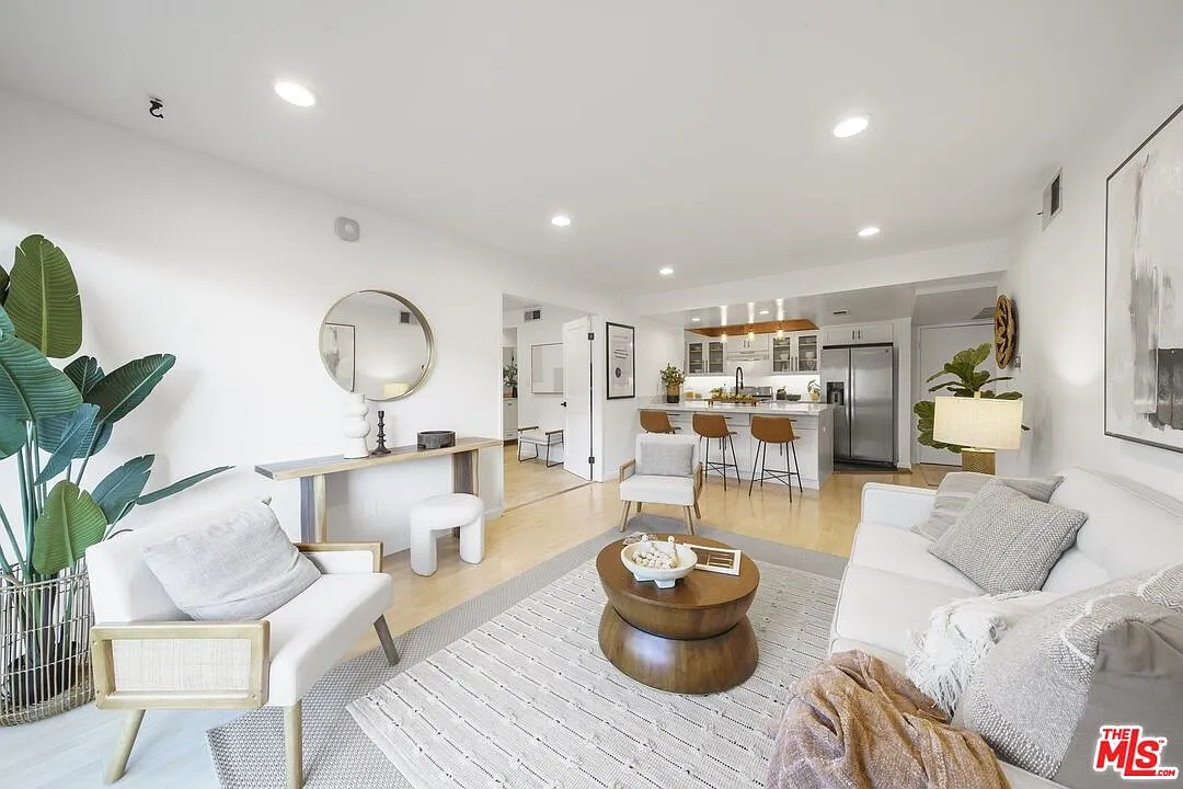2 bed, 2.0 bath, 1002 sqft, $3,200 — Photo 1