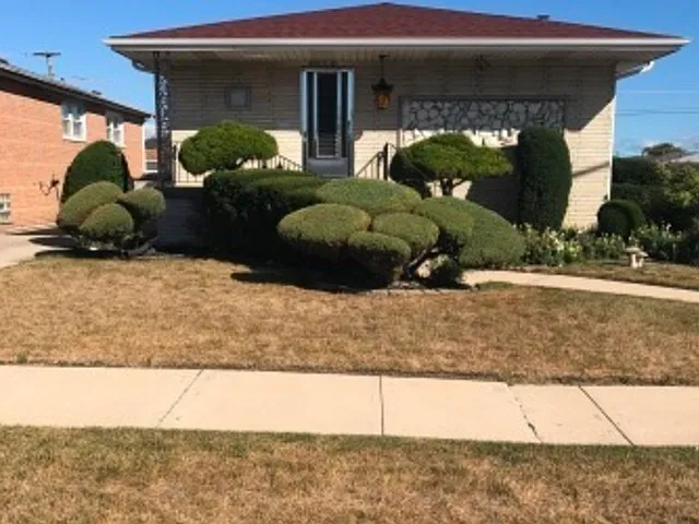 1202 Memorial Dr photo 1