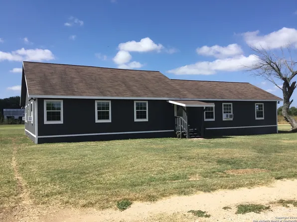 2833 COUNTY ROAD 5710, Devine, TX 78016