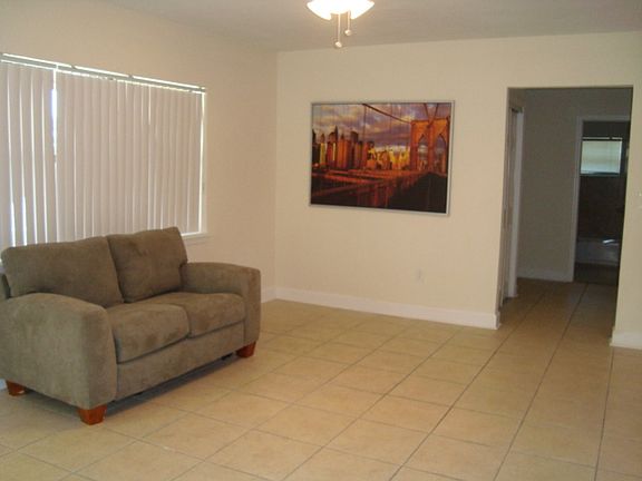 4th image of 900 E Dayton Cir