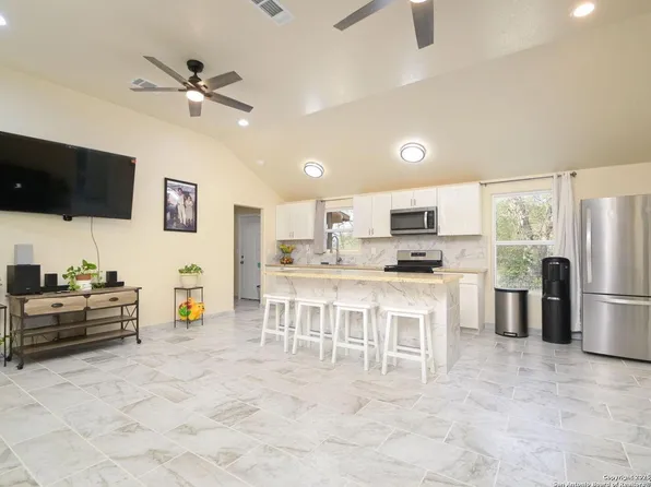 39 Post Oak Rd, La Vernia, TX 78121