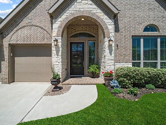 Gorgeous popular Perry Home floor plan with Mahogany glass front door