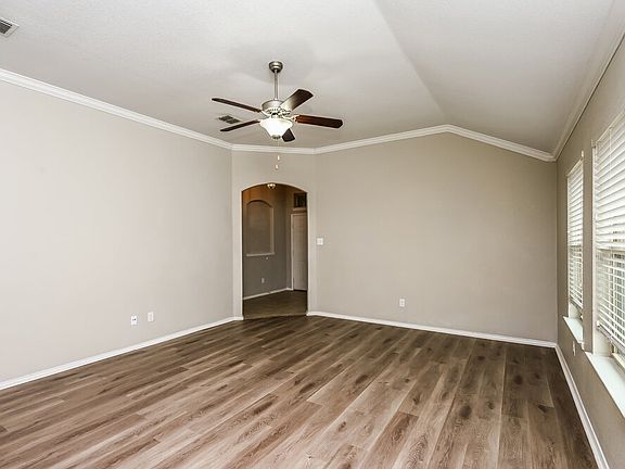 4th image of 900 W Bend Blvd