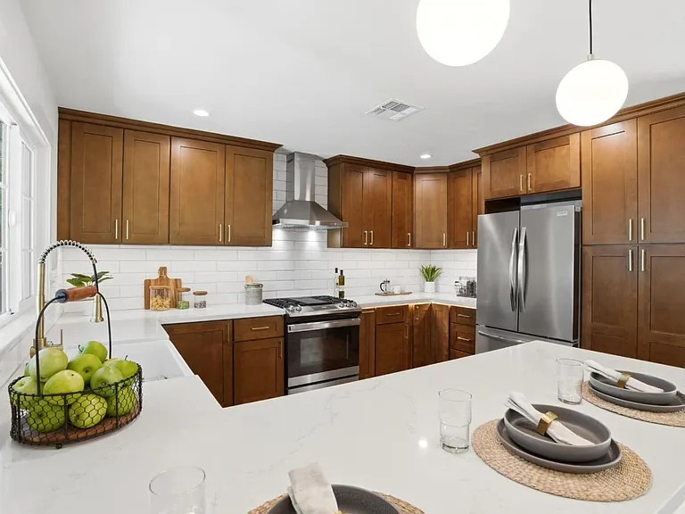 Fully renovated chef's kitchen with quartz countertops