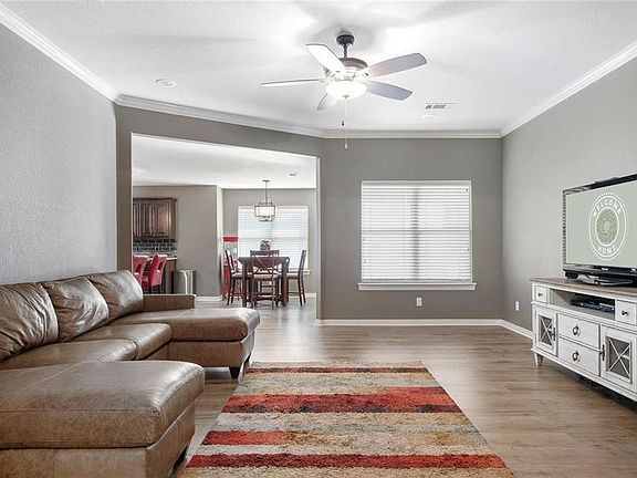 5th image of 365 Topaz Way