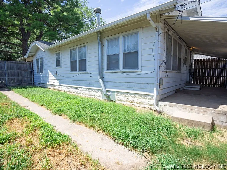 1147 S Florence Ave — Photo 58