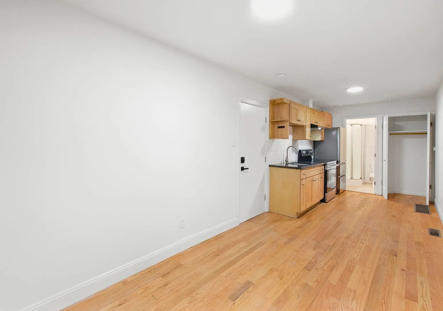 Haight Ashbury Studio - Available Now! — Photo 4