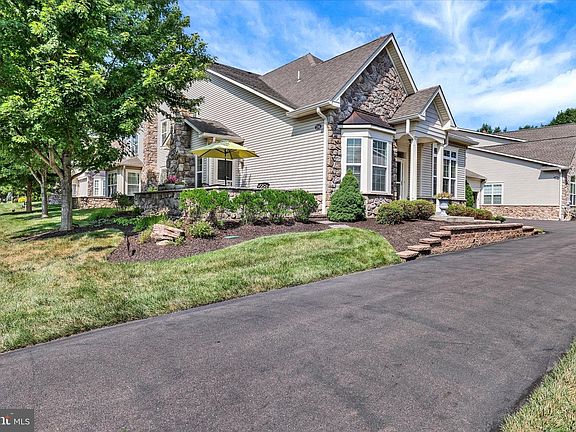 3rd image of 216 Willow Dr
