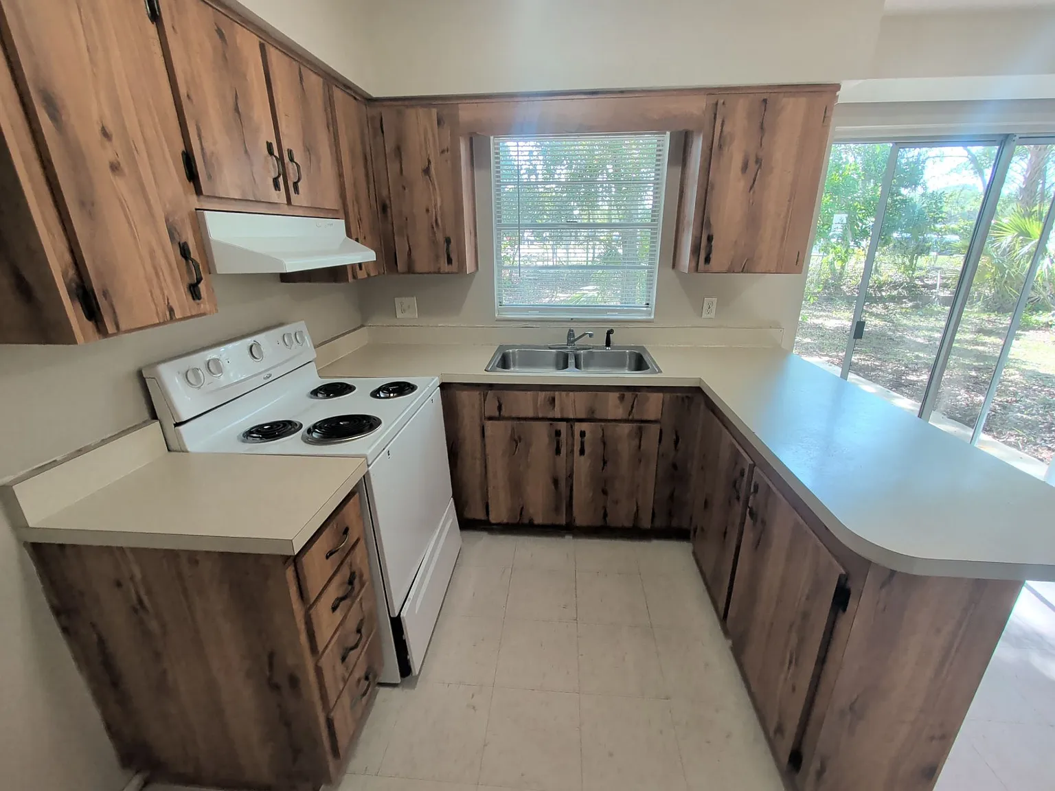 2 bed, 1.0 bath, 900 sqft, $1,200 — Photo 2