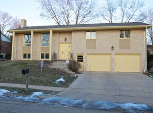 3138 Arbor Oaks Dr, Dubuque, IA 52001