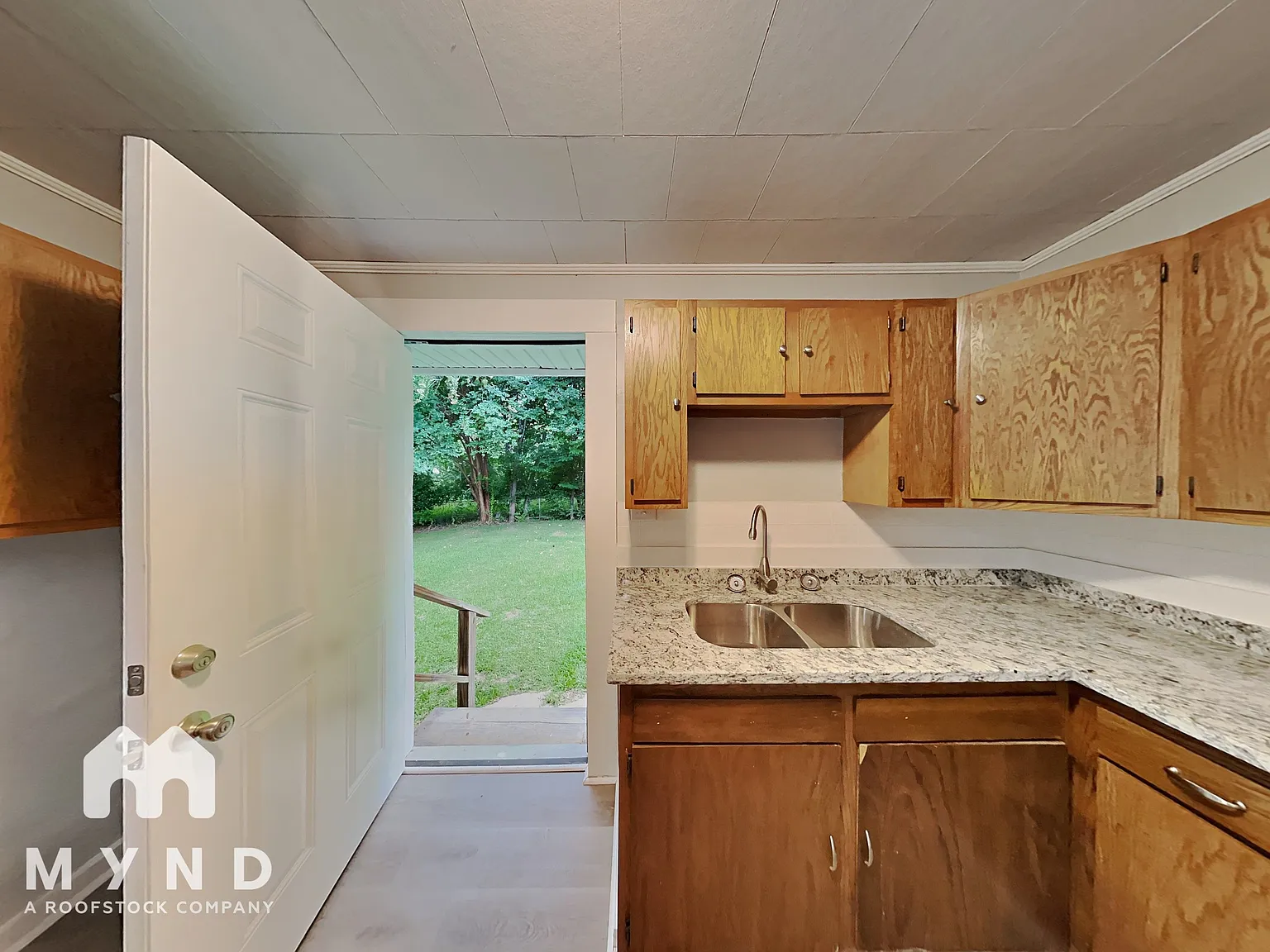 3 bed, 1.0 bath, 1624 sqft, $1,255 — Photo 3