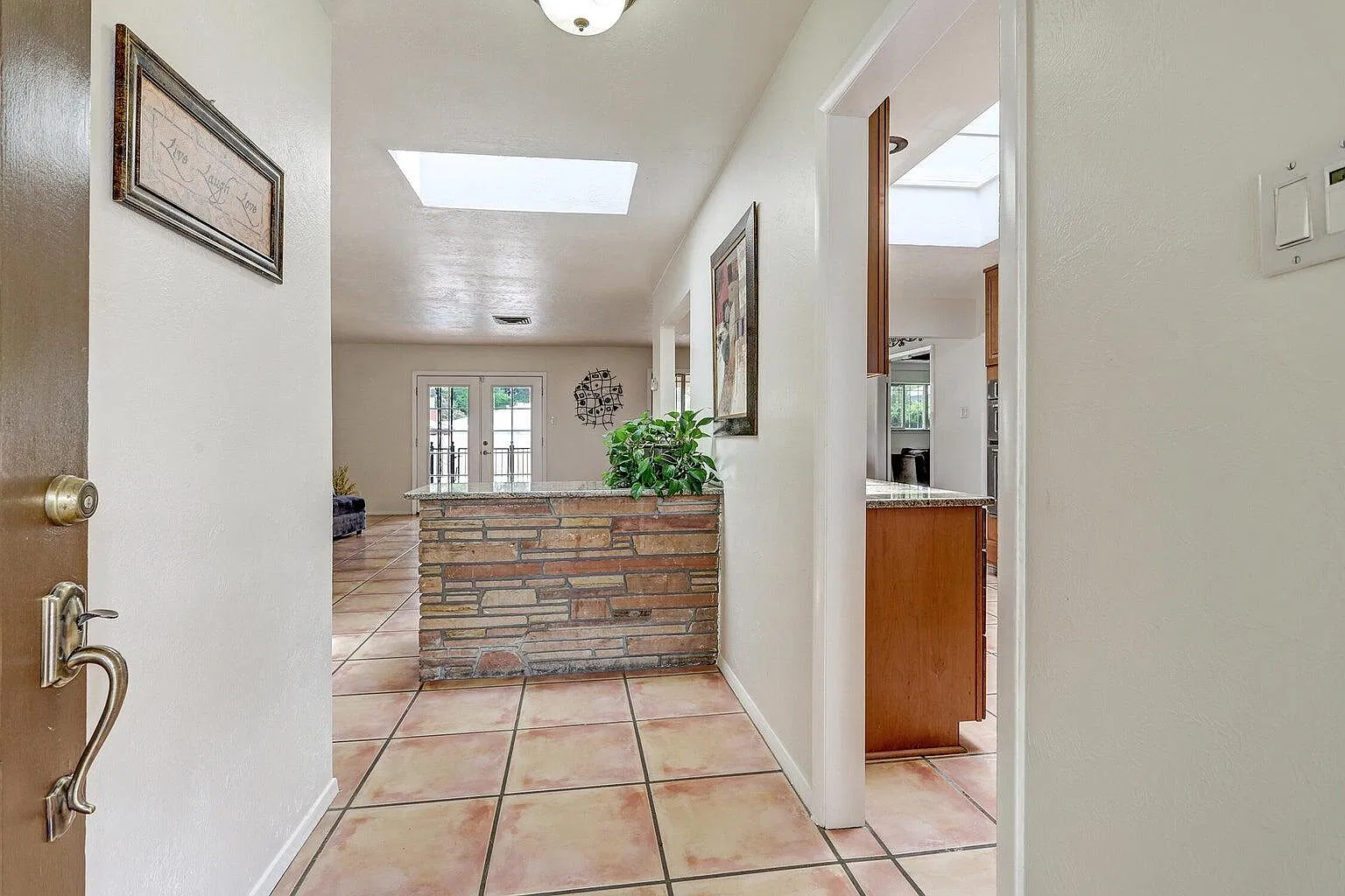 3 bed, 2.0 bath, 2167 sqft, $2,600 — Photo 3