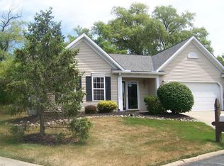102 Bridgewater Ln, Chardon, OH 44024