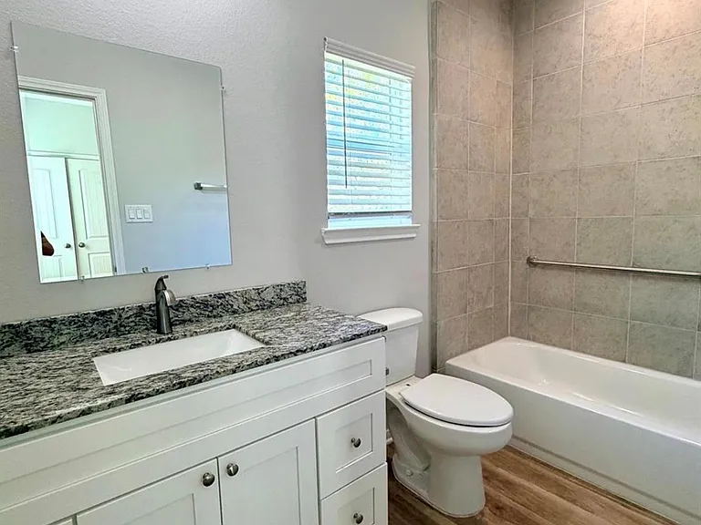 502 S Ross Sterling #B — Photo 18