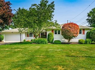 7123 Fieldcrest Dr, Lockport, NY 14094