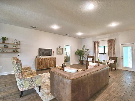 4th image of 41327 Stanton Hall Dr