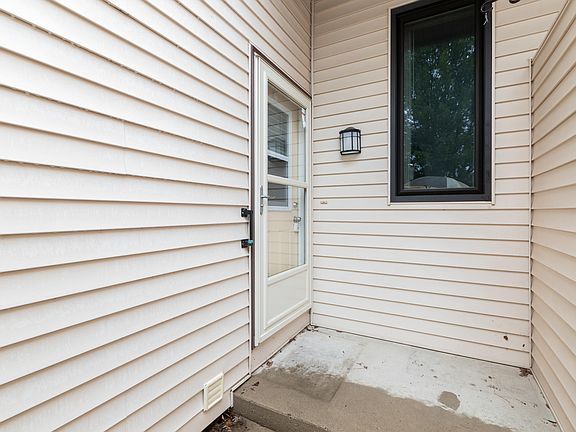 3rd image of 2742 Stonebluff Dr SW