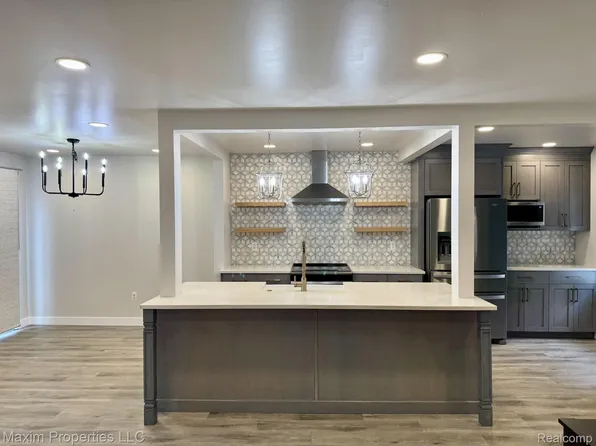 164 Stratford Ln, Rochester, MI 48309