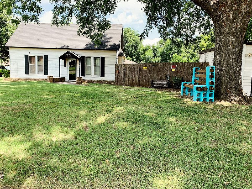 1st image of 806 S Jones Ln