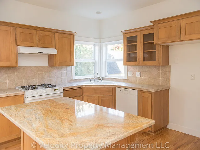 2954 NE Red Oak Dr — Photo 5