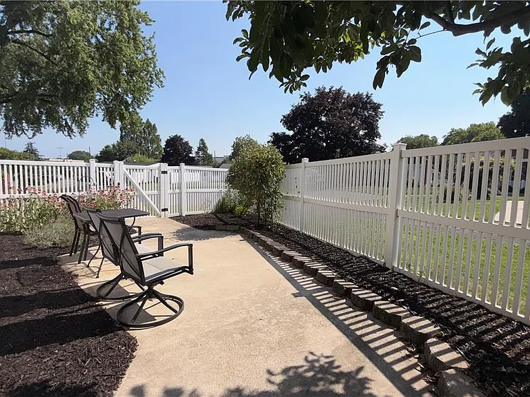 49 Seyfried Ave — Photo 12