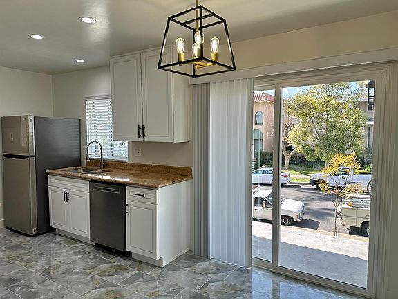 Kitchen/dining/balcony